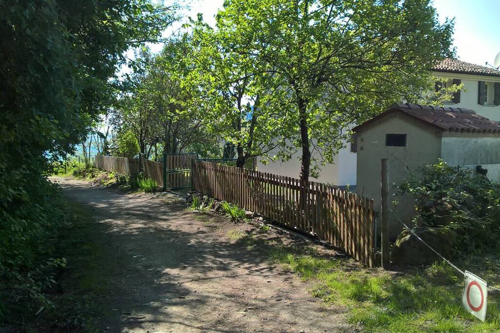 La strada di accesso alla casa. Proseguendo a piedi per 15 minuti lungo il sentiero si arriva a Villa Beatrice D'Este