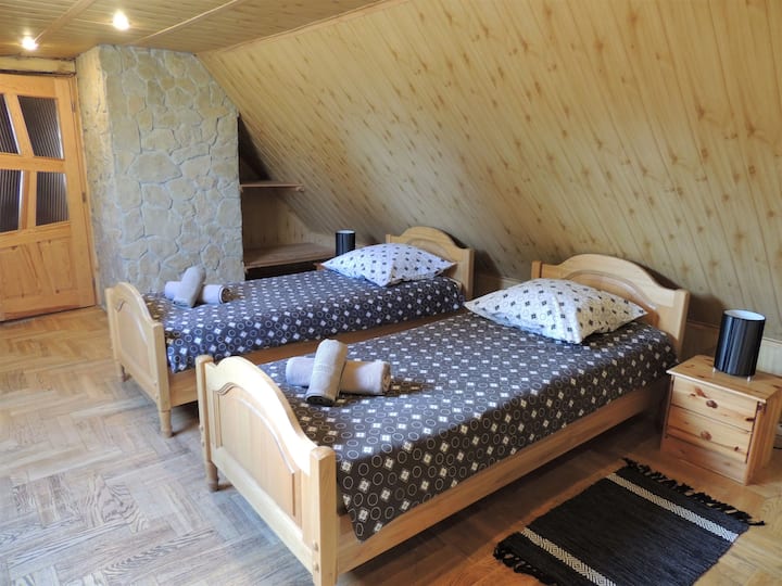 3 أسرّة فردية في الغرفة. تحتوي هذه الغرفة على مدخل الشرفة وإطلالة على الغابة والبركة.