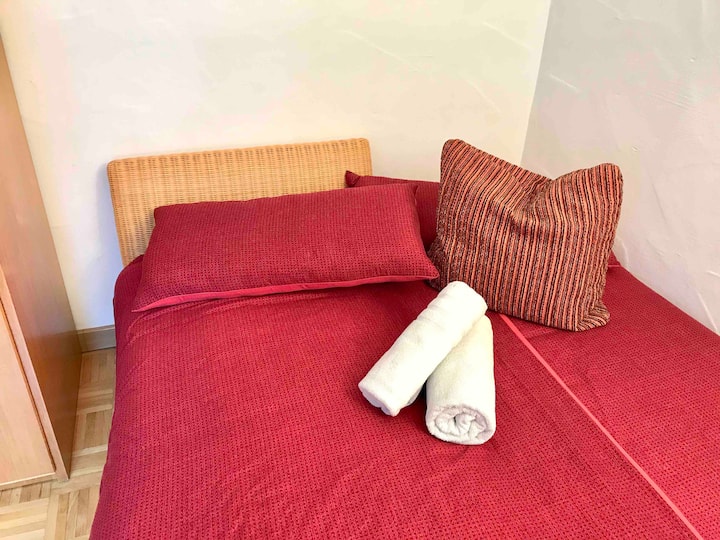 Chumba cha 3: kitanda kidogo cha sofa sentimita 140/190