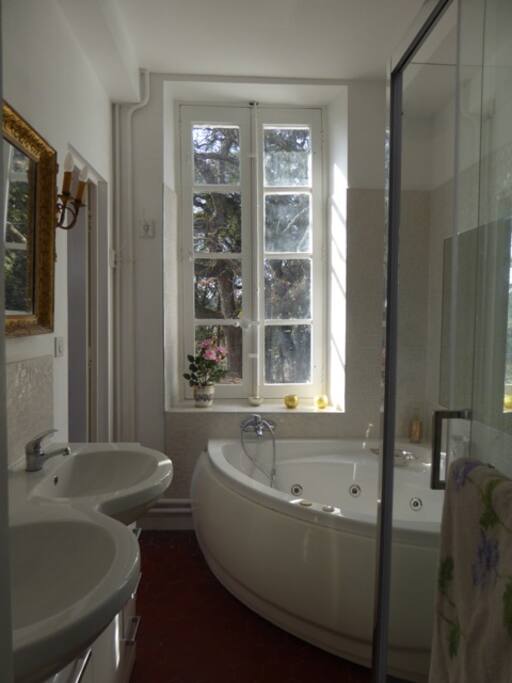 Salle de bain privative de la chambre Colombe avec baignoire à bulles