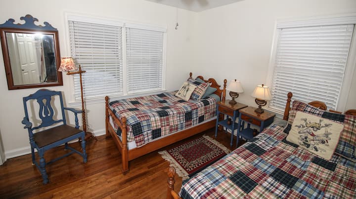 Twin bedroom with vintage pineapple beds