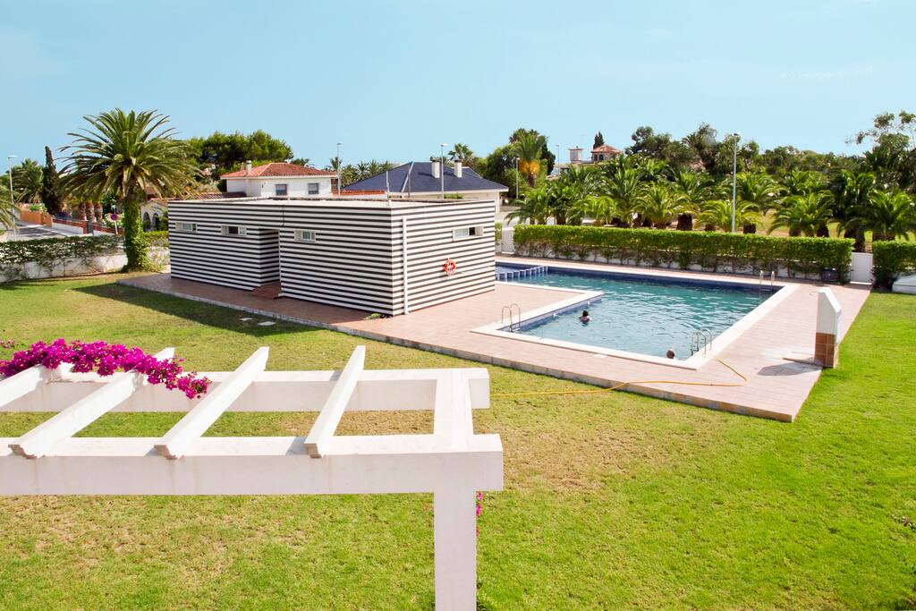 Vistas del Jardín y de la piscina