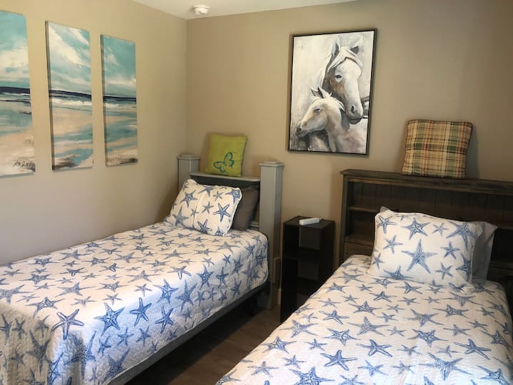 ห้องนอนหมายเลข 3 พร้อมเตียงแฝด 2 หลังและตู้เสื้อผ้า