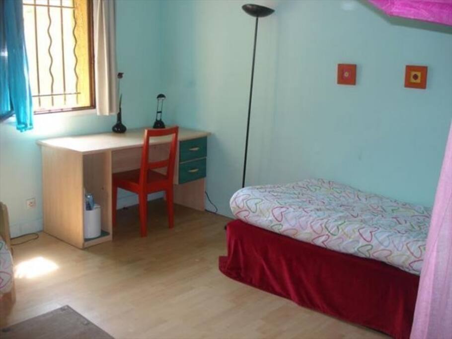 La chambre donne sur le jardin