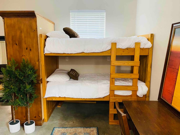 我们最近在平房中添加了坚固的定制双层床。 如果儿童睡在顶部双层床上，则提供上下铺的安全栏。