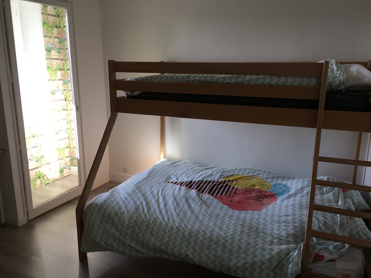 poschodové postele: manželská posteľ v dolnej časti, jednolôžko v hornej časti