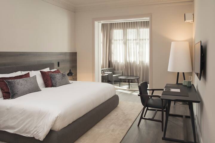 Luxury 4-bedroom 3-bathroom, rooftop pool gallery image 2