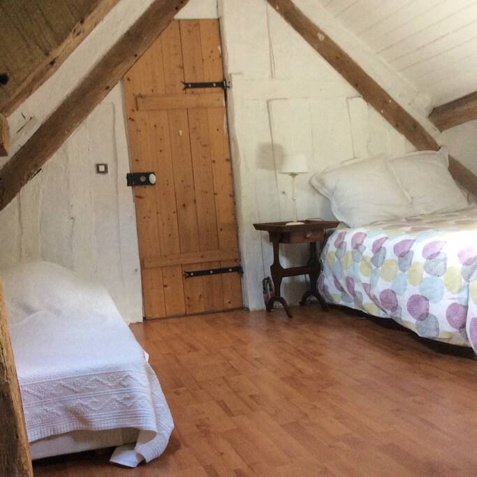 Chambre au 2ème étage avec 1 lit double et 1 lit simple