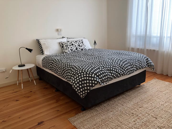 主卧可欣赏前花园的美景。