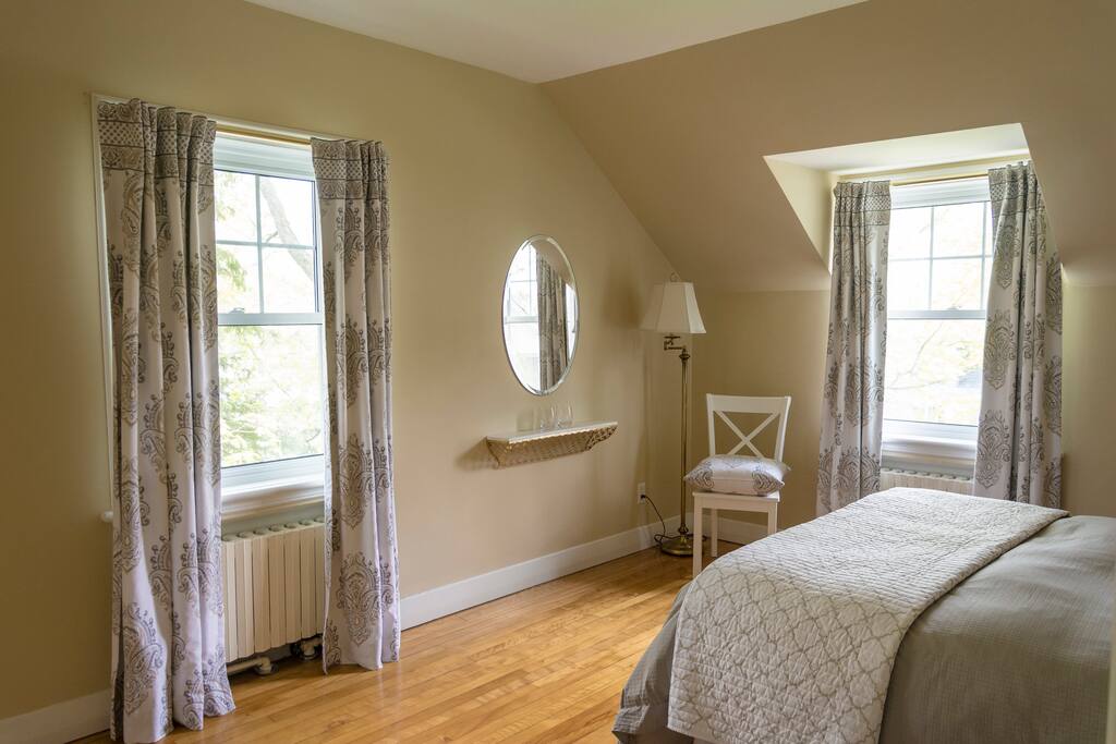Chambre Supérieure avec 2 belles fenêtres