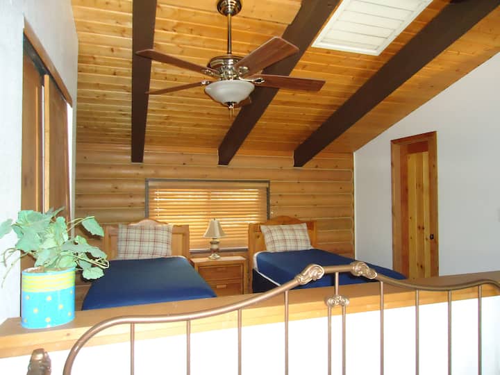 Ორსაწოლიანი საწოლები ლოფტში, სათამაშო მოედნის გვერდით.