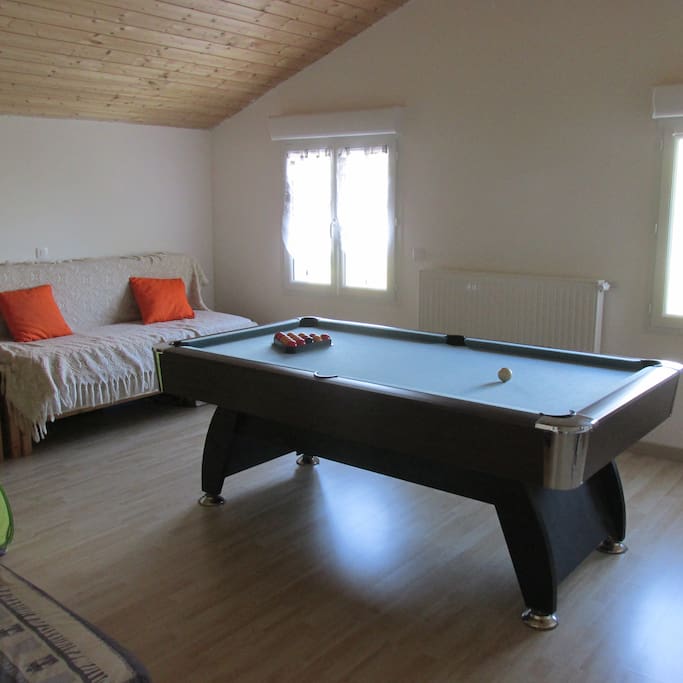 salle de jeux avec 2 canapés convertibles