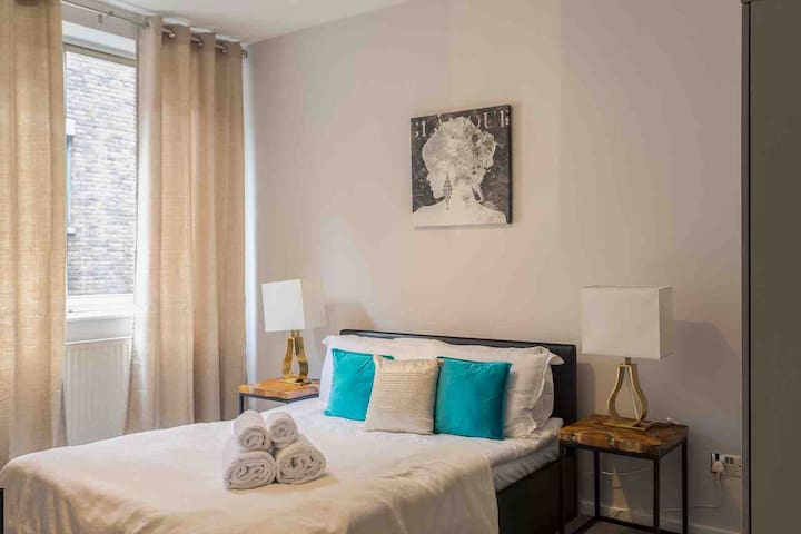 Selfridge & Portman square Lux 3 bedroom gallery image 2