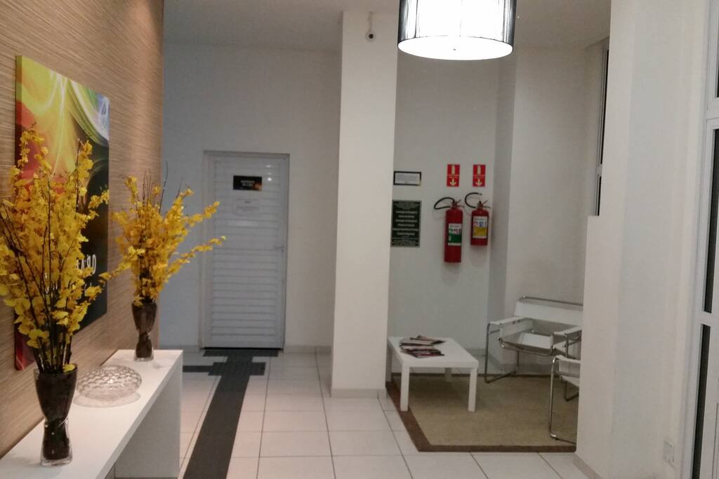 Hall de entrada do edifício projetado por mim. Busca por leveza e elegancia com poucos elementos.