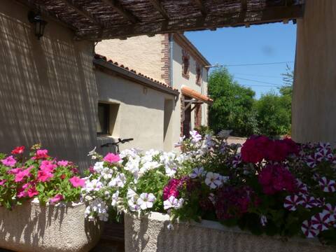 Domaine Angelou Cozy cottage near Puy du Fou