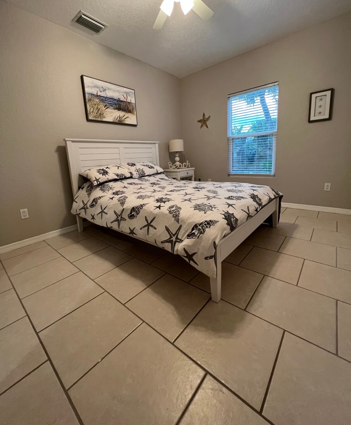 Chumba cha kulala cha ghorofa ya chini kilicho na bafu