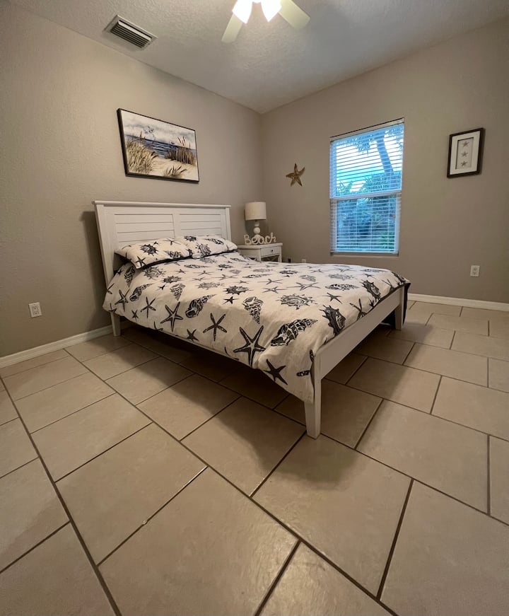 Chambre au rez-de-chaussée avec salle de bain atten