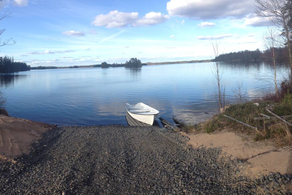Private acces to our lake and free use of the boat.