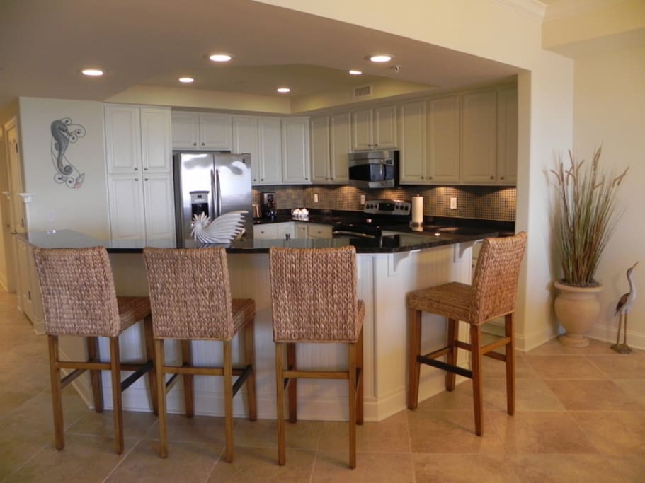 Gourmet Kitchen w/Wrap-Around Granite-top Breakfast Bar