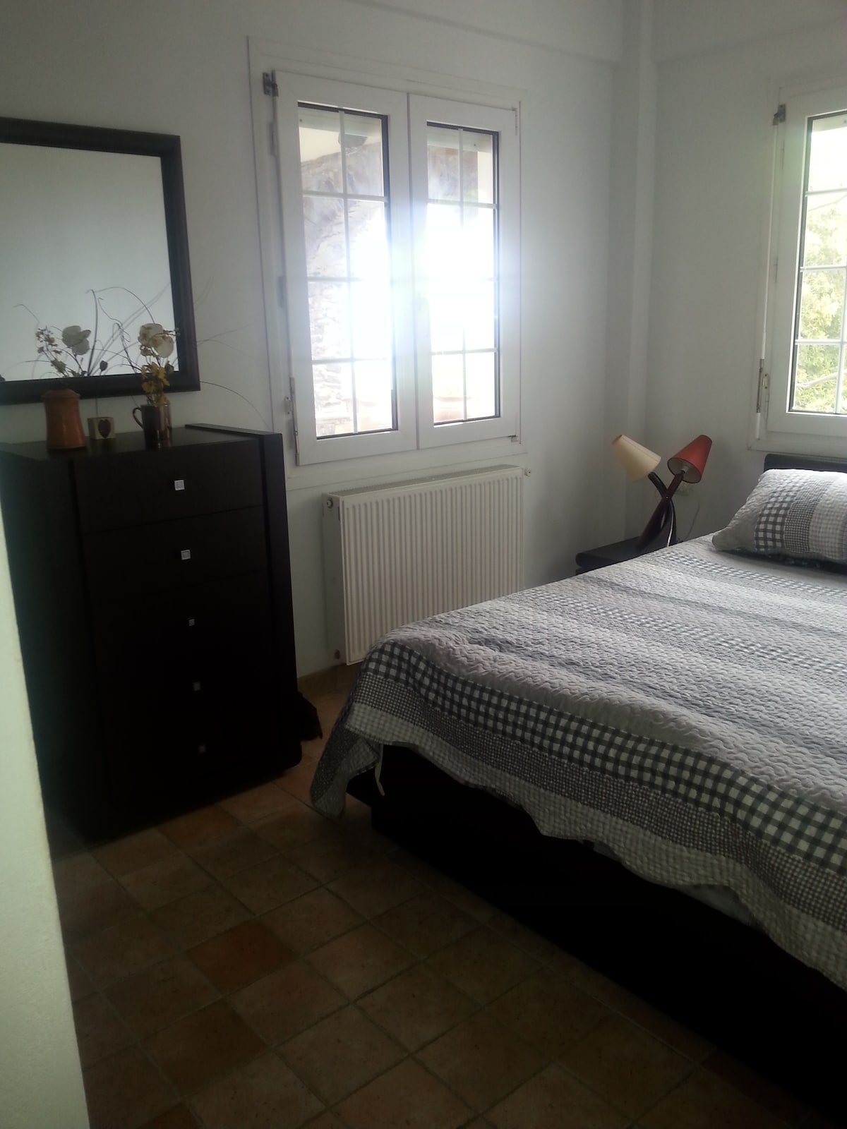 2 ventanas salpicadas para la ventilación natural, persianas enrollables ,mosquiteros.