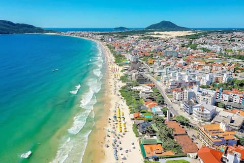 Popular Airbnb listing: Spacious, cozy apartment, very close to the sea in Ingleses Centro