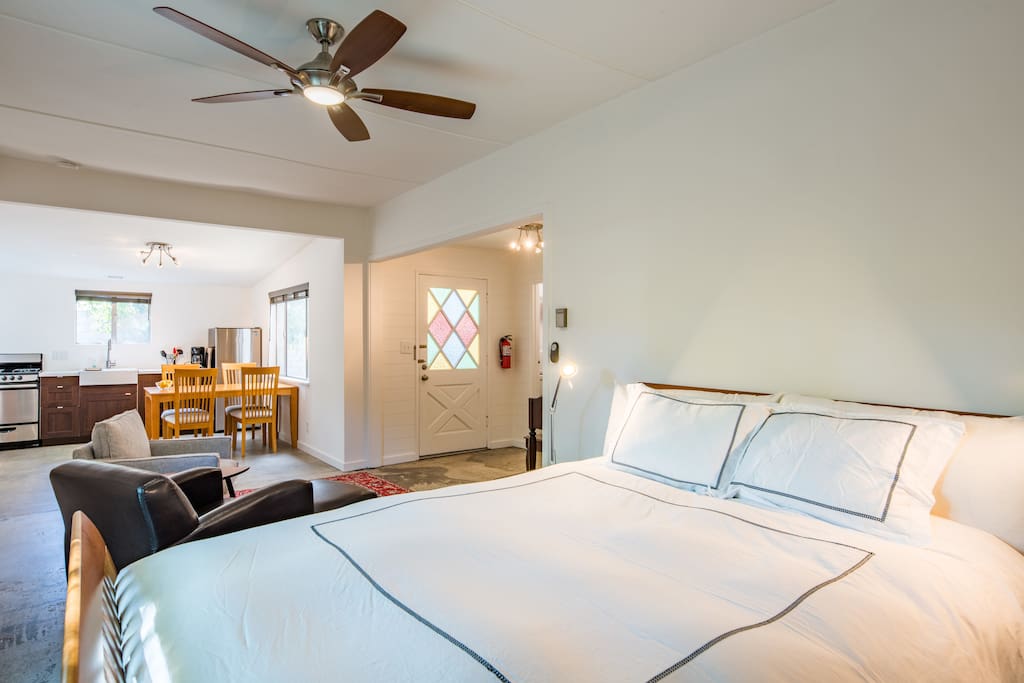 Queen bed with 100% cotton sheets, down pillows and comforter