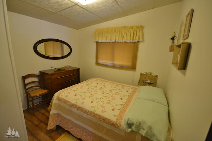 Dormitorio 4: cama tamaño queen.