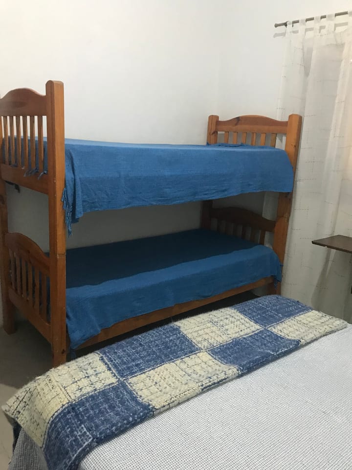 2号卧室配有双人床和双层床