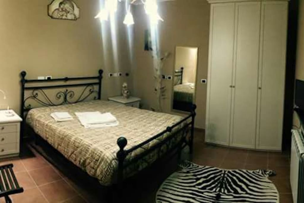 Camera da letto doppia con possibilità di diventare quadrupla con bagno privato in camera e dotata di ogni confort . Ac , TV caldo ecc Fantastica pantheon
