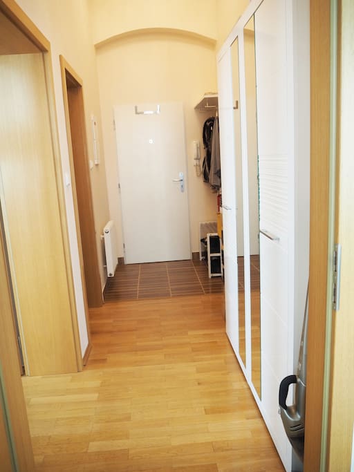 Hallway with shoe cabinet and rack. Washing machine for 4kg of laundry. Underfloor heating under the tiles.