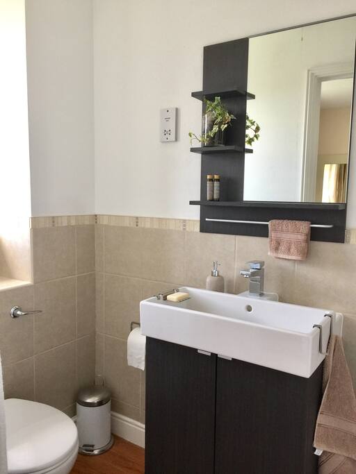 bedroom 1 - en suite bathroom