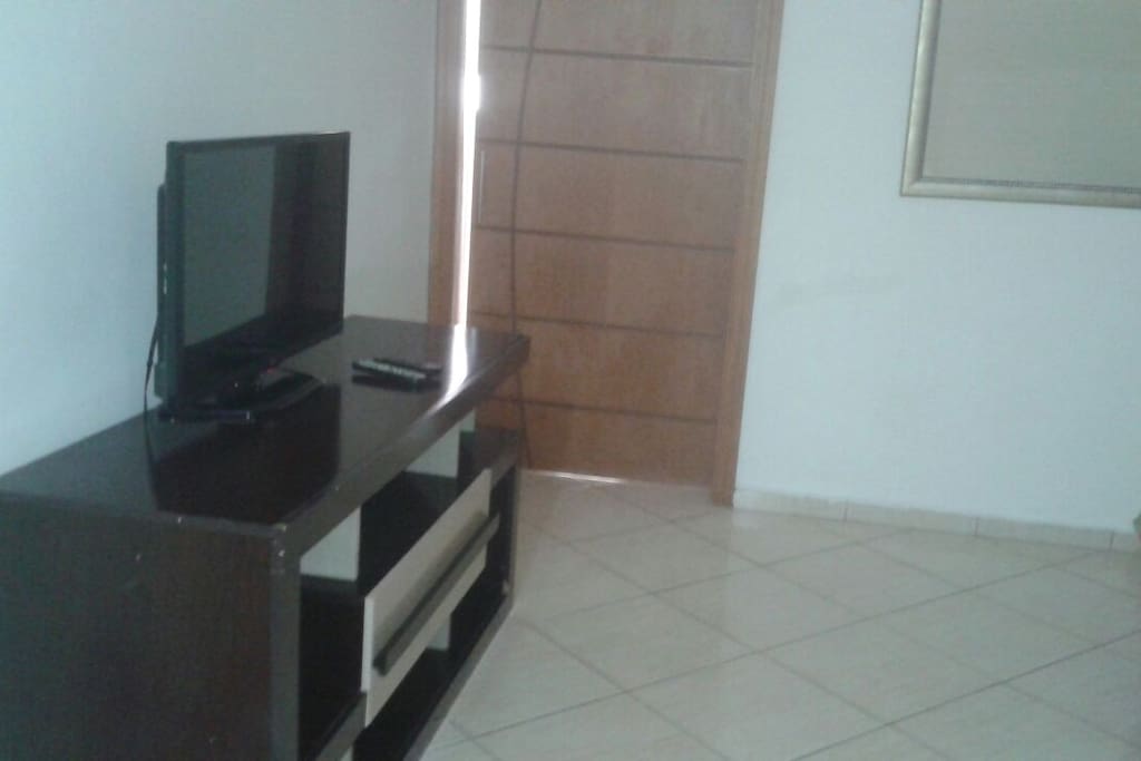 rack na sala com tv a cabo internet