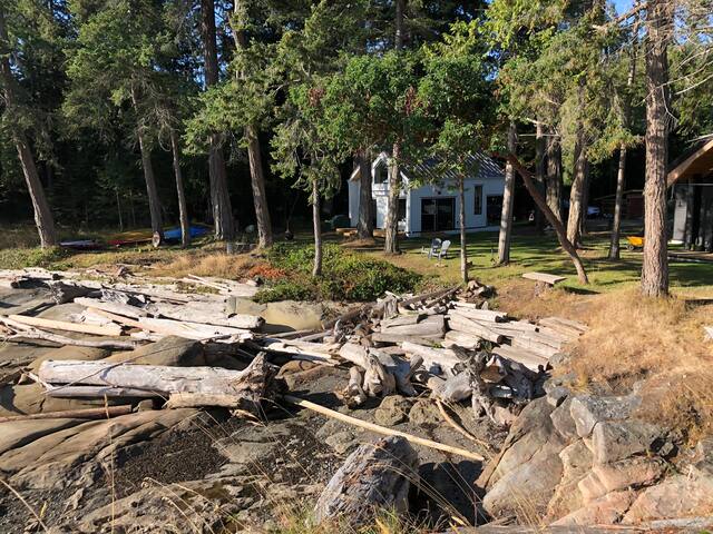 SALT Oceanfront Cottage! gallery image 5