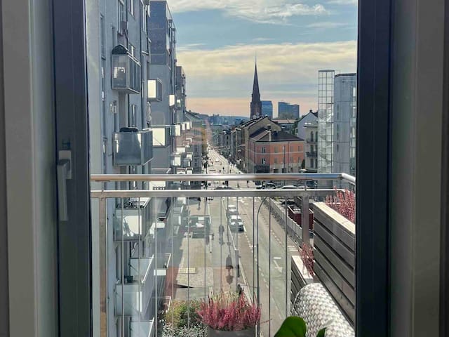 Sentral leilighet med privat parkering og balkong.