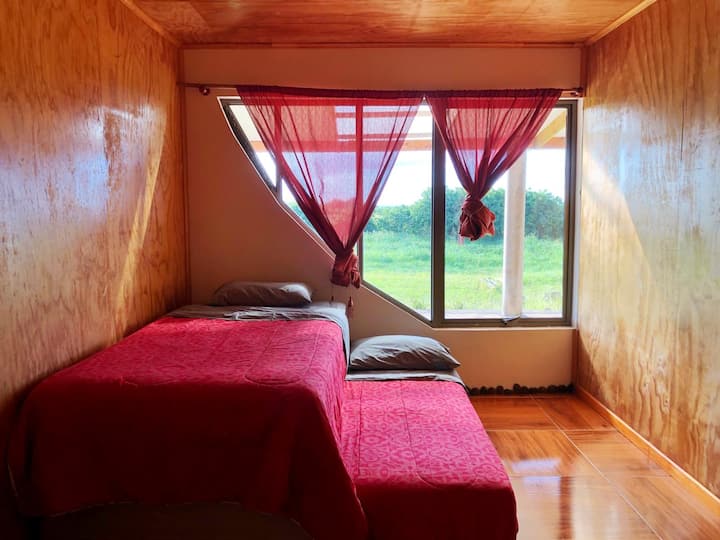 dormitorio con 2 camas, incluye repisa para  acomodar el equipaje del huésped