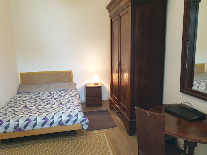 Chumba cha kulala cha 12 m2 na kitanda cha-140