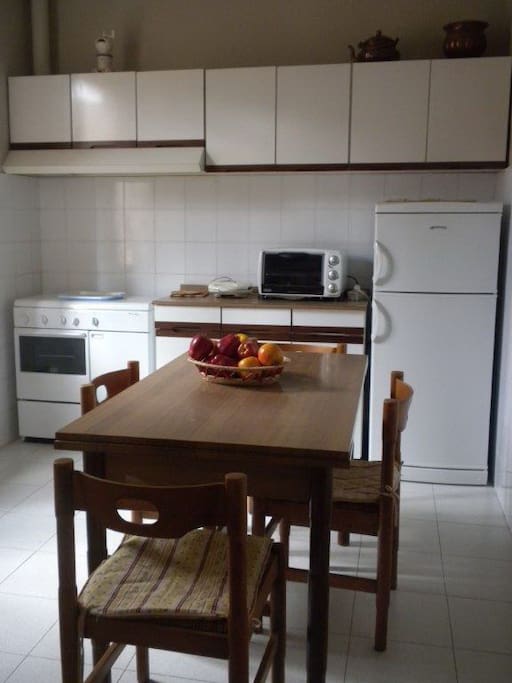 cucina con tavolo pranzo