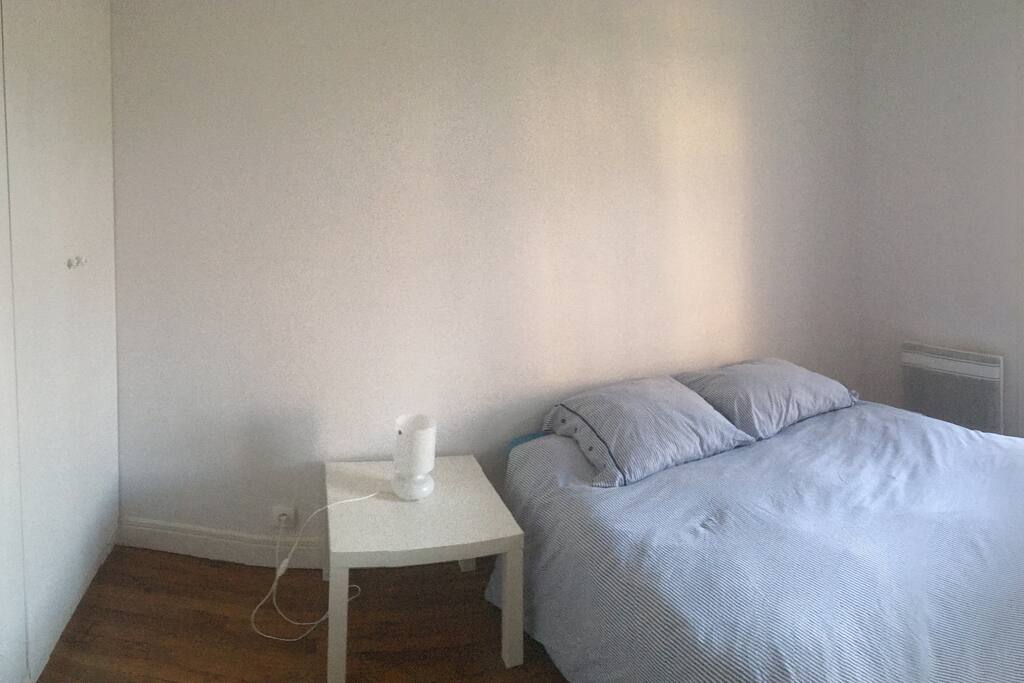 Chambre avec penderie / Room with closet