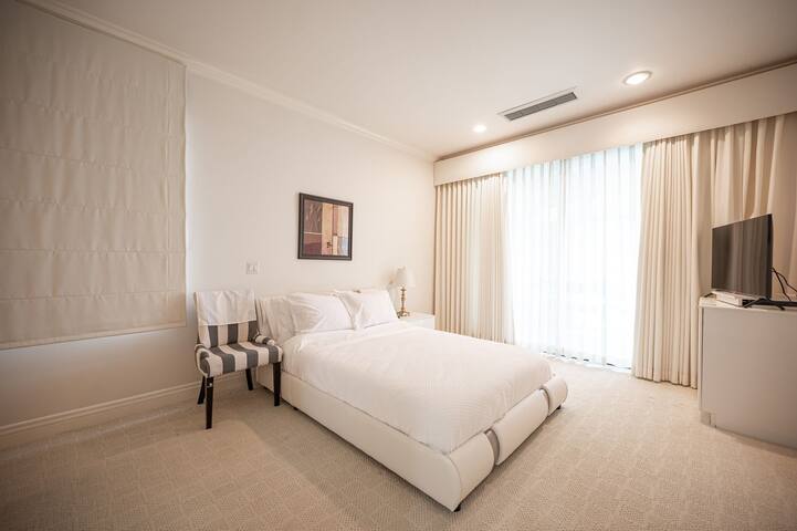 5BR Villa in guarded estate 5 mins from the strip gallery image 5