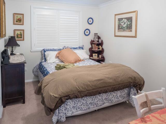 Convenient, Modern, Queen Room Accommodation