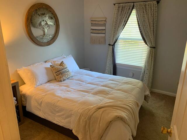 Private room close to beaches and shopping