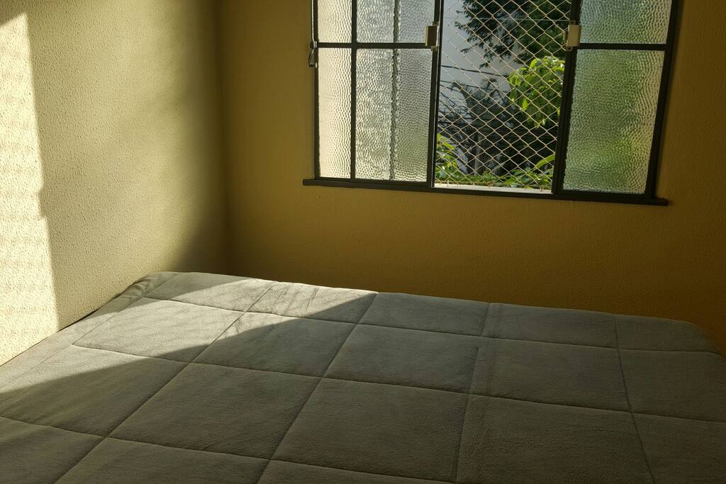 Quarto arejado e tranquilo