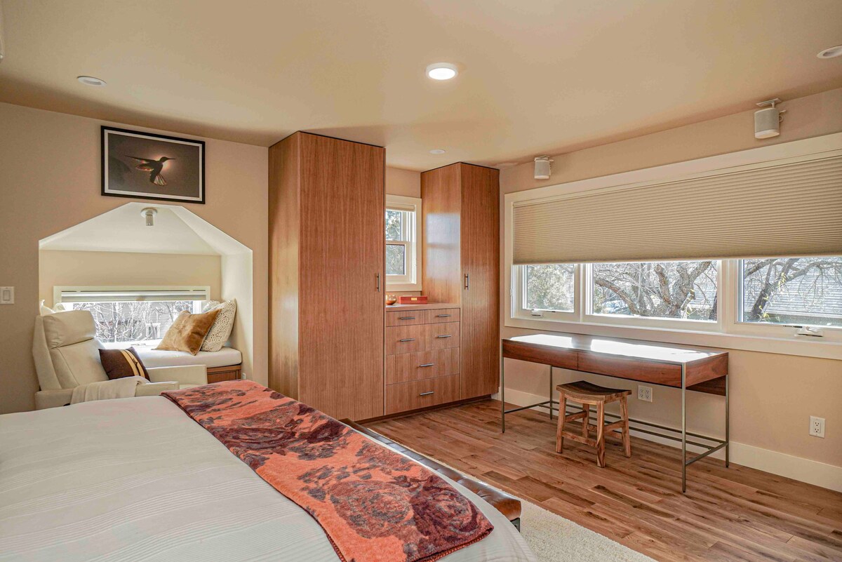 ห้องนอนใหญ่พร้อมเครื่องนอนระดับพรีเมียมพื้นอุ่นวิวสวยโต๊ะทำงานและเก้าอี้สำนักงานระดับไฮเอนด์เพื่อความสะดวกสบาย