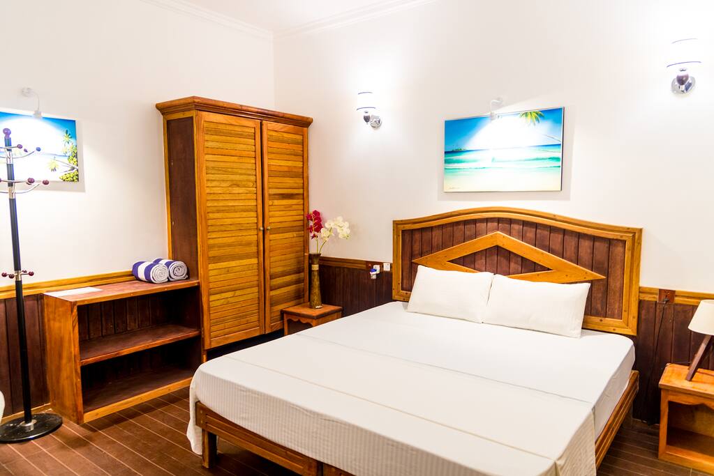 one of 5 air-conditioned DELUXE ensuite rooms