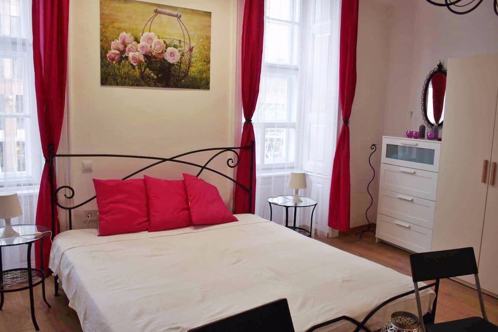 Laeger bedroom, king bed