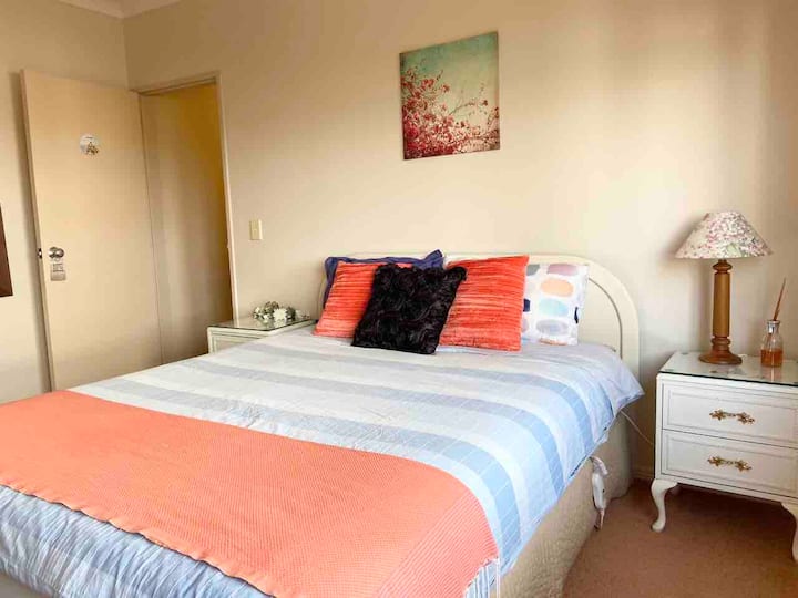 标准双人床卧室