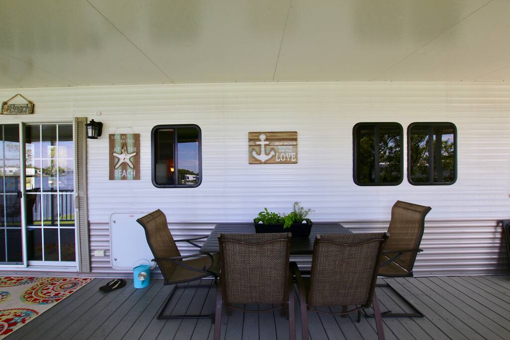 Ample seating for outdoor meals and entertainment!