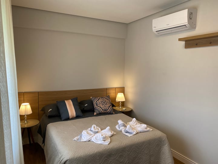 בחדר עם מיטה זוגית יש מיזוג אוויר חם/קר מפוצל ופתחים אטומים לרעש.