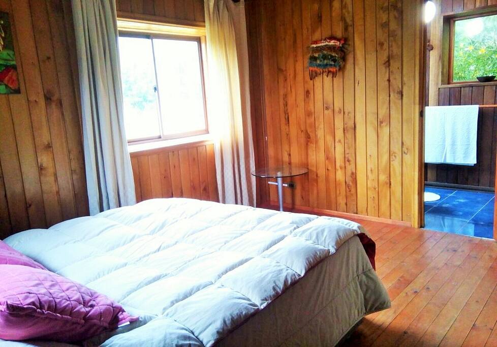 vista de habitación matrimonial en suite con baño.