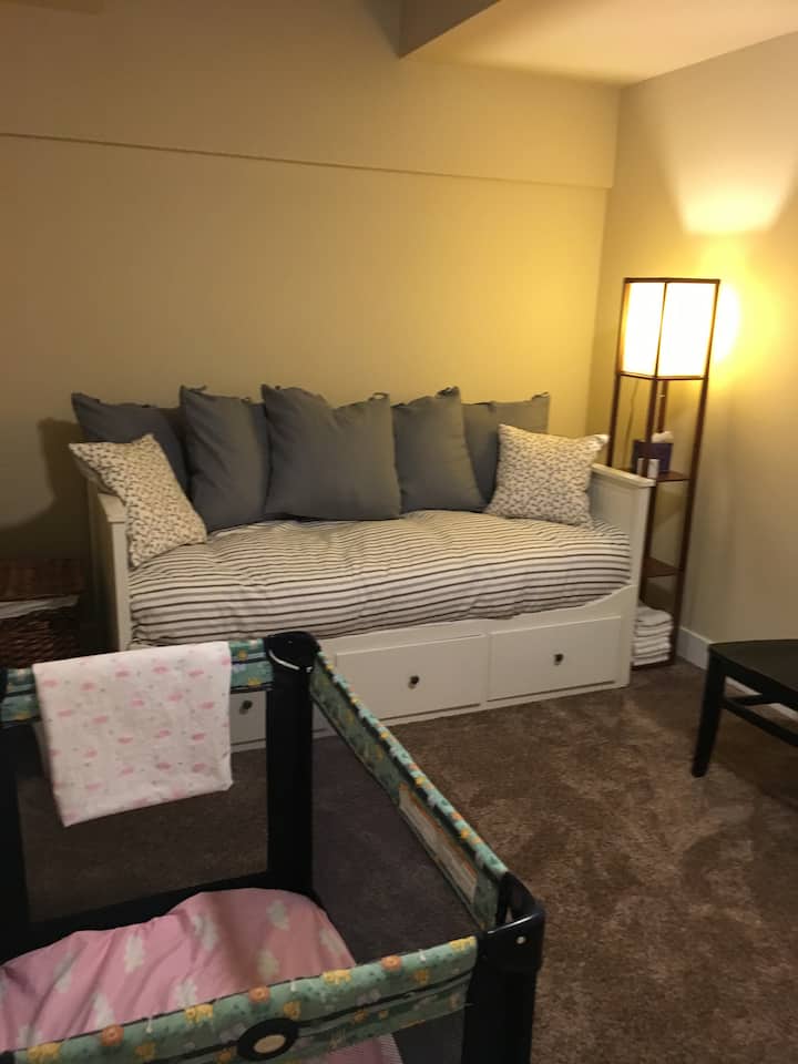 La chambre 2 à proximité du maître dispose d'un lit jumeau XL avec un️ matelas Tempurpedic™ et d'un espace pour un Pack n Play™️ (étage supérieur)